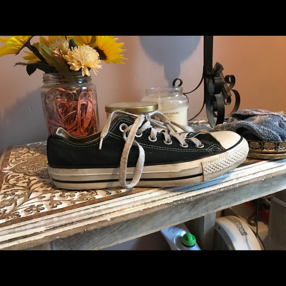 Black low top converses.
